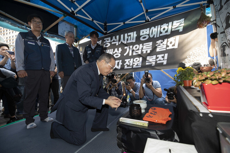  at the memorial for deceased former workers in Seoul on Sept. 13. (Kim Seong-gwang