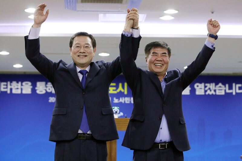 Gwangju Mayor Lee Yong-seob (left) and Yoon Jong-hae