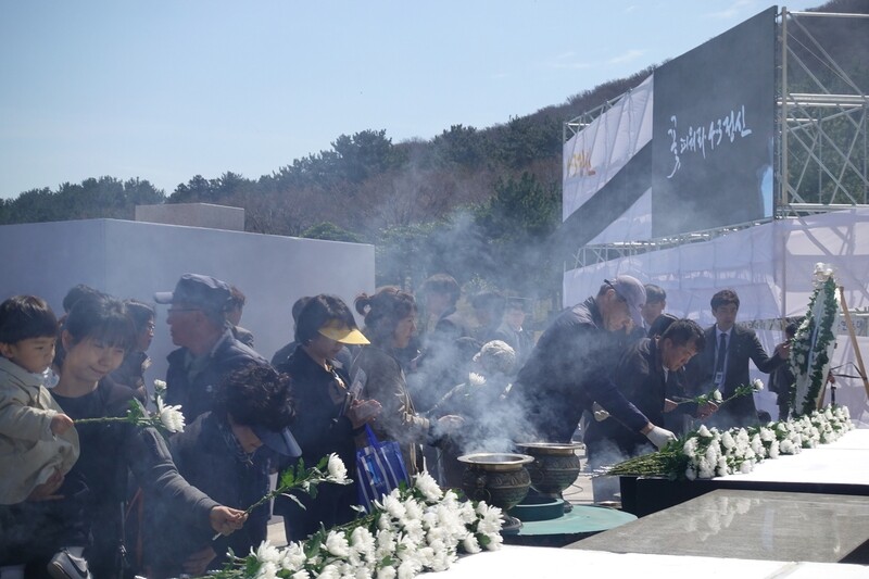 Family members of the Jeju Massacre victims pay their respects at the shrine of ancestral tablets at Jeju April 3rd Peace Park on Apr. 3.