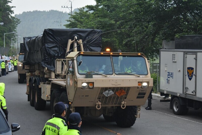 US Forces Korea transports what’s assumed to be equipment for the THAAD system into Seongju, North Gyeongsang Province, on May 29. (provided by No THAAD)