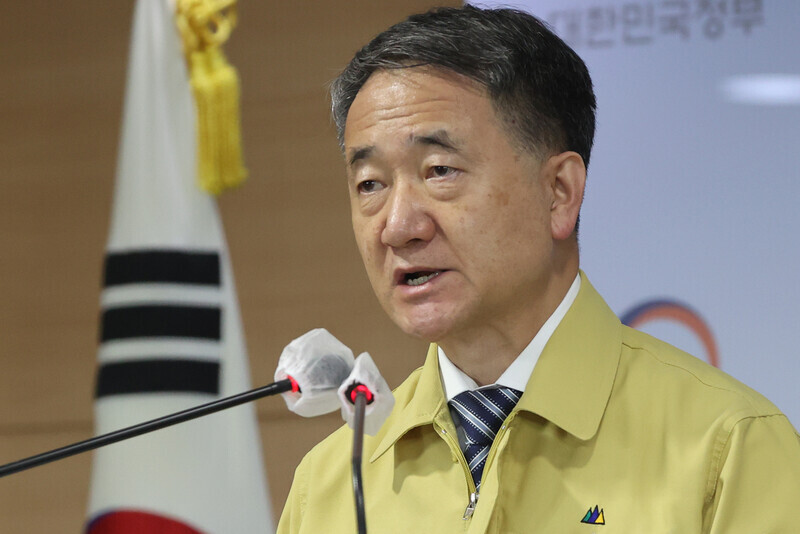 On Sept. 20, Health Minister Park Neung-hoo announces that Level 2 social distancing measures will continue until Sept. 27. (Yonhap News)
