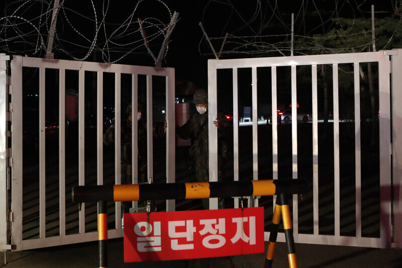 An army facility in Incheon County, Gyeonggi Province, is blocked off on Nov. 25 after 60 enlisted trainees tested positive for COVID-19. (Yonhap News)