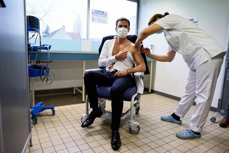 French Health Minister Olivier Veran publicly receives a dose of the Oxford-AstraZeneca COVID-19 vaccine at a hospital in Melun, on the outskirts of Paris, on Feb. 8. (Yonhap News)