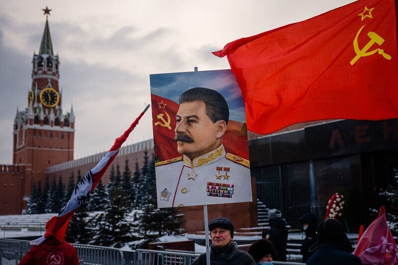 Russian Communist Party supporters attend a memorial ceremony to mark the 142nd anniversary of late Soviet leader Joseph Stalin's birth at Red Square on Tuesday. (AFP/Yonhap News)