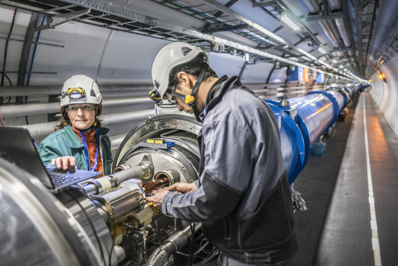 유럽입자물리연구소 연구원들이 대형강입자가속기(LHC)를 점검하고 있다. 유럽입자물리연구소 제공
