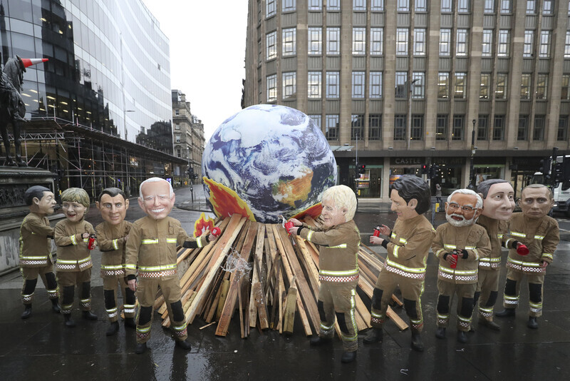 Campaigners with Oxfam dress as world leaders to criticize powerful nations’ responses to the climate crisis near the COP26 climate summit held in Glasgow, UK. (AP/Yonhap News)