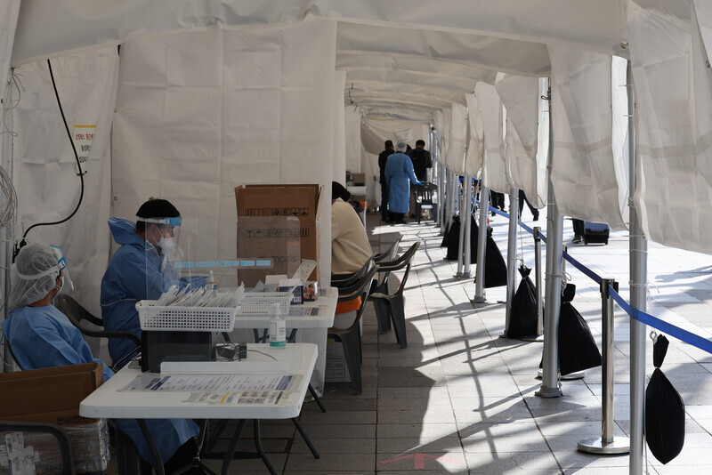 A COVID-19 screening station at Tapgol Park appears to have fewer test-seekers than usual at around 9 am on March 28. (Yonhap News)