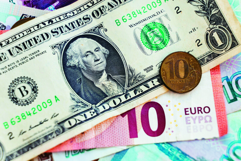 미국 달러와 유럽의 유로 지폐, 러시아 루블 동전이 함께 놓여 있다. 타스 연합뉴스