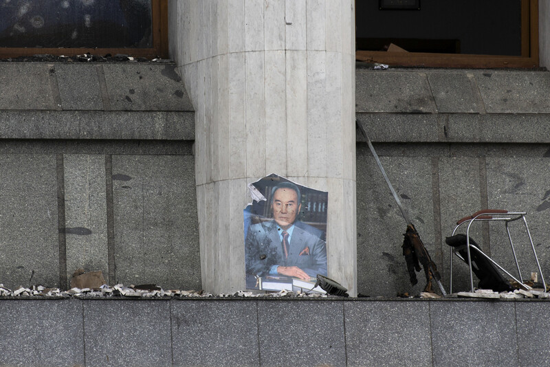 누르술탄 나자르바예프 전 카자흐스탄 대통령의 초상화가 카자흐 전역에서 대규모 반정부 시위가 있었던 지난 1월10일 알마티 중앙 광장에 찢긴 채 놓여 있다. AP 연합뉴스
