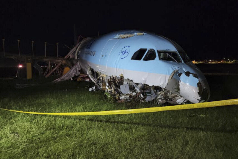 A Korean Air flight with 173 passengers and crew aboard overshot its landing strip at Mactan-Cebu International Airport in the Philippines, partially crashing. The above photo shows the crashed plane on Oct. 24. (Yonhap)
