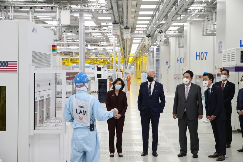President Joe Biden of the US and President Yoon Suk-yeol of South Korea tour a Samsung semiconductor facility on May 20, 2022. (presidential pool photo)