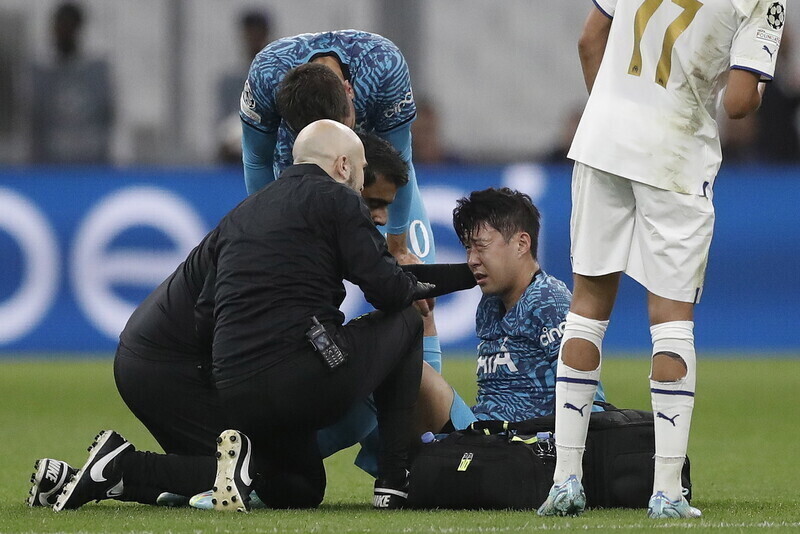 Son Heung-min passa por um exame médico após sofrer uma lesão facial na partida da UEFA Champions League 2022-2023 entre Tottenham Hotspur e Marselha, disputada no Stade Velodrome em Marselha, França, em 2 de novembro (horário coreano).  Marselha/EPA Yonhap News