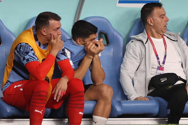 Luis Suarez (centro), do Uruguai, senta-se no banco e derrama lágrimas durante a partida do Grupo H da Copa do Mundo do Catar 2022 contra Gana, realizada no Estádio Al Zanoub em Al Wakrah, Catar, no terceiro dia (horário coreano).  Al-Wakra / Agência de Proteção Ambiental Yonhap News