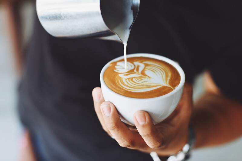 커피에 우유를 넣으면 커피 속 항산화물질의 항염 효과가 2배나 커지는 것으로 나타났다. 픽사베이