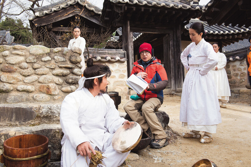 드라마 <역적: 백성을 훔친 도적>의 촬영 장면. 맨 앞이 아모개 역을 맡은 김상중 배우. MBC 제공