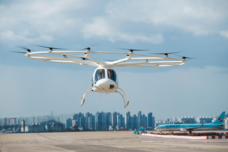 독일의 2인승 항공택시 볼로콥터2X가 2021년 11월 김포공항에서 유인 시험비행을 하고 있다. 이날 비행 거리는 3km, 최대 고도는 50m였으며 최대 속도는 시속 45km였다. 볼로콥터 제공