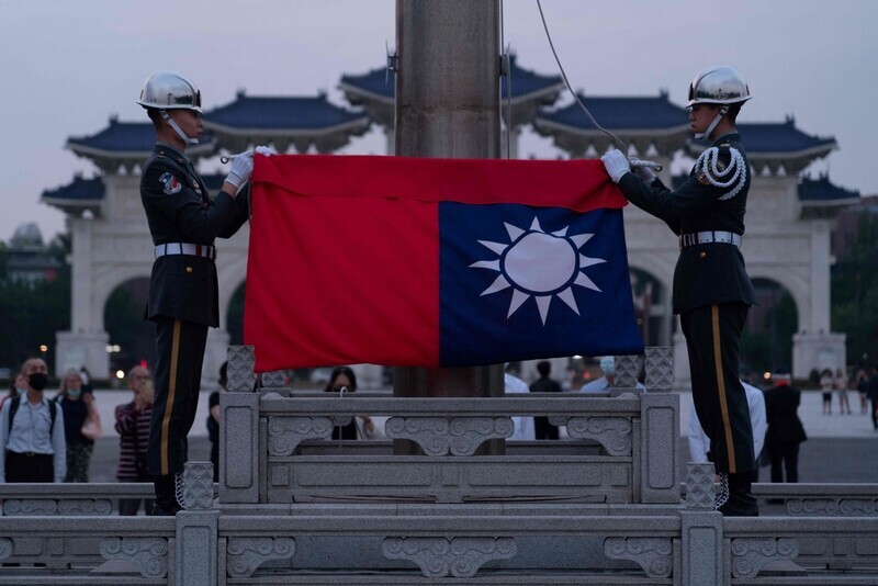 Two Taiwanese soldiers raise the flag of Taiwan in Liberty Square in Taipei on April 14. (AFP/Yonhap)