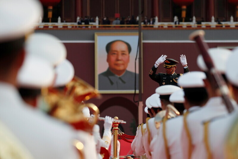 The People’s Liberation Army of China rehearses in Tiananmen Square in Beijing on July 1, 2021, as a portrait of Mao Zedong hangs in the background. (Yonhap)