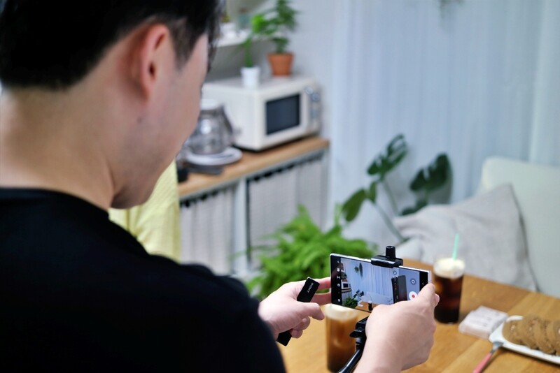 정성권씨는 ‘룸메’의 집을 촬영할 때 스마트폰을 사용한다. 김효실 기자