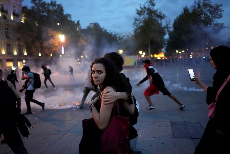 Demonstrators leave a public square in Paris, France, after police fired tear gas to break up a pro-Palestine rally there on Oct. 12. That day, France had banned all protests in support of Palestine, saying that antisemitic crime was on the rise in France in the wake of Hamas’ attack on Israel. (AP/Yonhap)