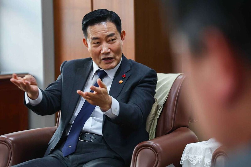 Defense Minister Shin Won-sik of South Korea speaks to Yonhap at the Defense Ministry in Seoul on Jan. 10. (Yonhap)
