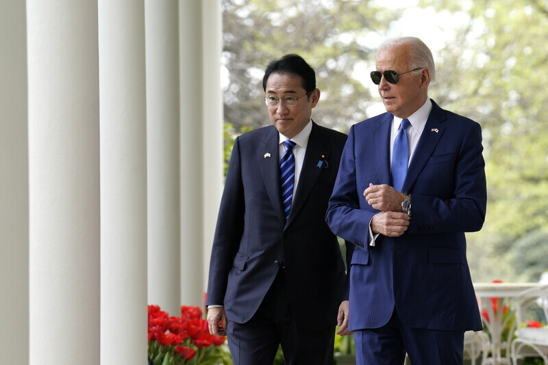 Japanese Prime Minister Fumio Kishida (left) and US President Joe Biden walk to their joint press conference following a bilateral summit at the White House on April 10, 2024. (EPA/Yonhap)