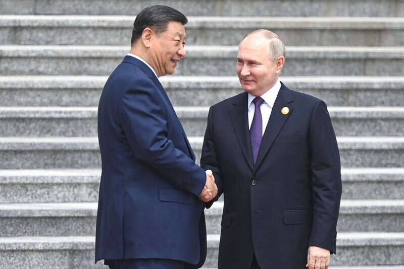Chinese President Xi Jinping shakes hands with Russian President Vladimir Putin during the latter’s state visit to Beijing on May 16, 2024. (AFP/Yonhap) 