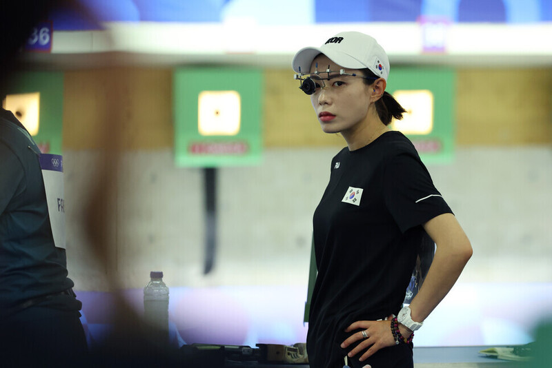 Yeji Kim compete nas finais femininas de pistola de ar 10m nas Olimpíadas de Paris em 2024.