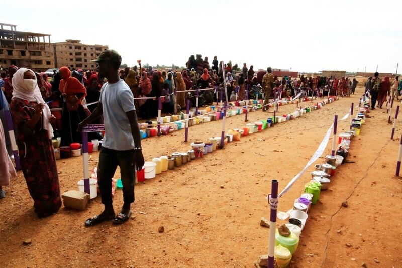 지난 8월1일(현지시각) 수단 옴두르만 인근의 난민들이 무료 아침식사를 배급받기 위해 줄을 서 있다. 유엔 대변인은 수단 인구의 절반 이상이 굶주림에 직면해 있다고 밝혔다. 옴두르만/로이터 연합뉴스