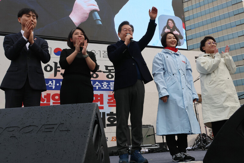 더불어민주당 이재명 대표 등 야 5당 대표들이 1일 서울 종로구 안국동 사거리에서 열린 ‘야 5당 공동 내란종식·민주헌정수호를 위한 윤석열 파면 촉구 범국민대회’에서 시민들에게 인사하고 있다. 연합뉴스