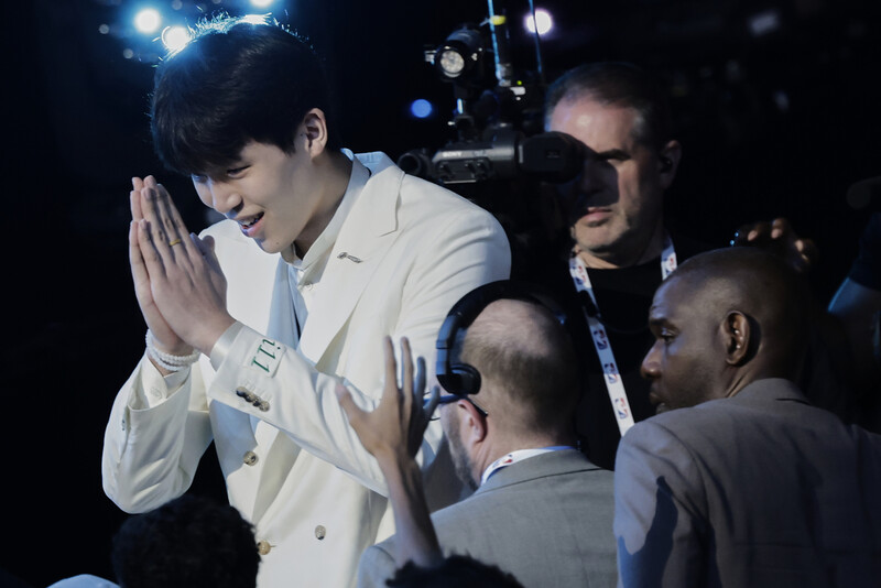 The Chinese Tall Center Yanghan Sen was named Portland in the 16th ranking in the first round of the 2025 US professional basketball (NBA) draft held at the Barclays Center in New York, USA on the 26th. New York/AP Yonhap News