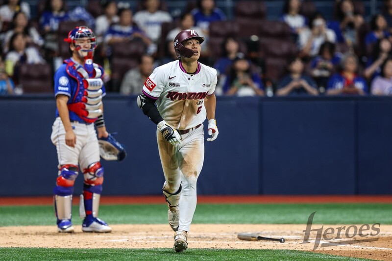 Kiwoom Heroes' captain Song Sung -moon plays a three -point final home run five times in the match against 2025 KBO League Samsung held at Gocheok Sky Dome in Guro, Seoul on the 29th. Kiwoom provision