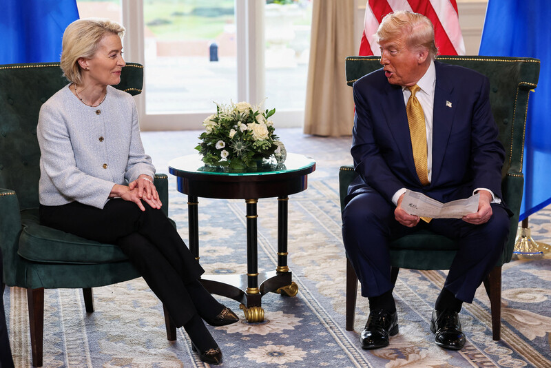 영국 스코틀랜드에서 정상회담을 열기 위해 만난 우르줄라 폰데어라이엔 유럽연합(EU) 집행위원장과 도널드 트럼프 미국 대통령이 2025년 7월27일(현지시각) 기자회견을 하고 있다. 로이터 연합뉴스