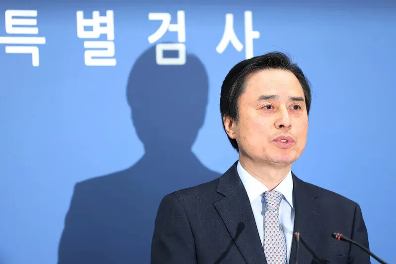Cho Eun-seok, the special counsel who oversaw an independent investigation into last year’s martial law crisis and alleged acts of insurrection and treason, announces the findings of his team’s investigation on Dec. 15, 2025, at the Seoul High Prosecutors’ Office in the city’s Seocho District. (pool photo)