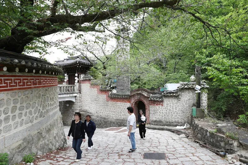 Three generations of a family on a visit to Mt. Bukhan&rsquo;s Caf&eacute; Sunwoongak, which is located in a traditional hanok. (Park Mee-hyang/Hankyoreh)