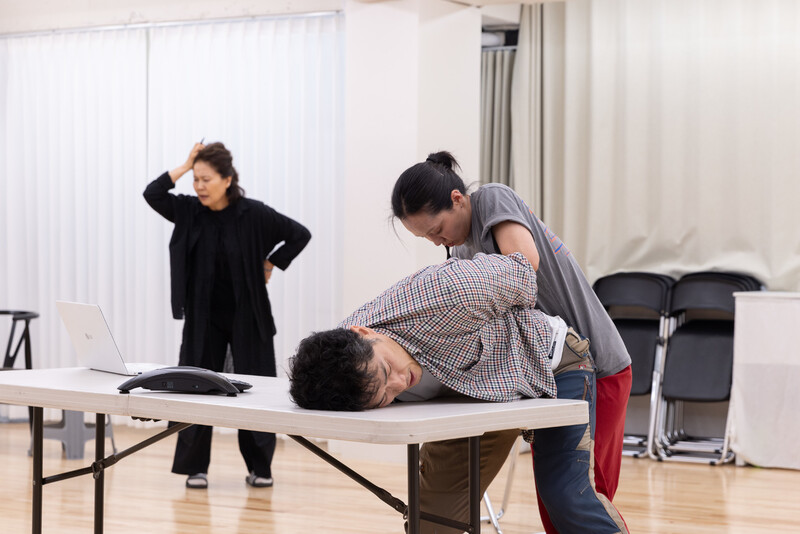 2026년 7월18~26일 서울 마포구 서강대 메리홀 대극장 무대에 오르는 연극 ‘입국심사’. 공연을 앞두고 이뤄진 최종 연습에서 경찰(입국심사관) 역을 맡은 이나리 배우가 재상 역을 맡은 장재호 배우를 제압하는 장면. 즉각반응 제공