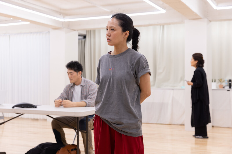 ‘입국심사’는 재상(장재호), 경찰관(이나리), 통역사 여인(이정미), 단 3명이 출연하는 단출한 연극이지만, 무대 위 에너지는 관객을 압도할 만큼 밀도가 높다. 즉각반응 제공