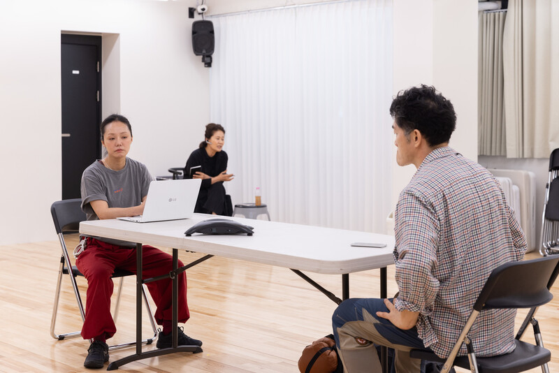 ‘입국심사’는 재상(장재호), 경찰관(이나리), 통역사 여인(이정미), 단 3명이 출연하는 단출한 연극이지만, 무대 위 에너지는 관객을 압도할 만큼 밀도가 높다. 즉각반응 제공