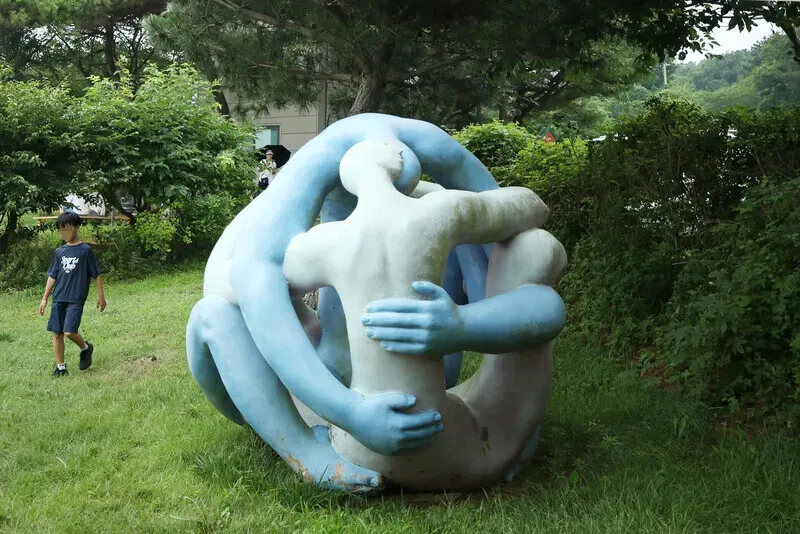 Baemikkumi Sculpture Park houses all sorts of fascinating sculptures. (Park Mee-hyang/Hankyoreh)