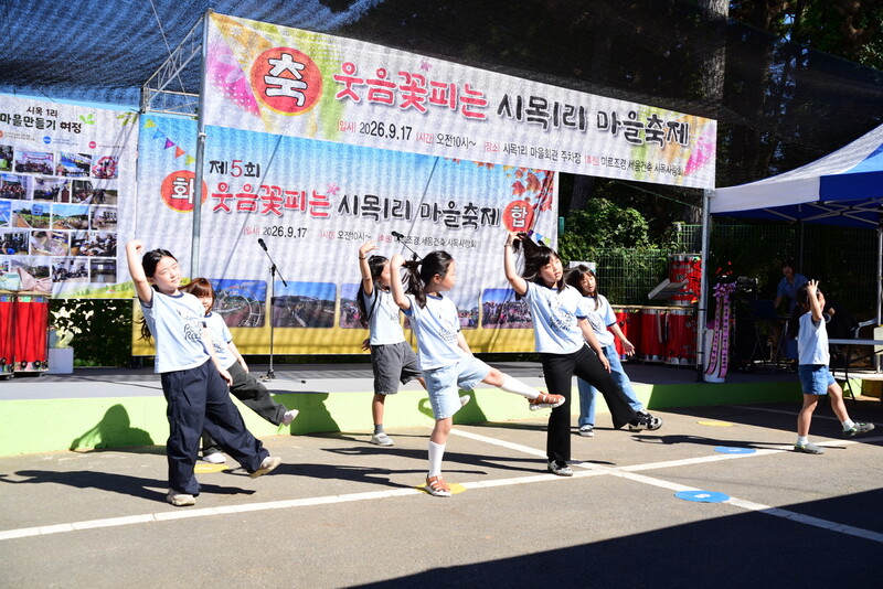 고령화된 시골 마을에 아이들의 춤과 노랫소리가 울려 퍼지는 마을 축제. 유재혁 제공
