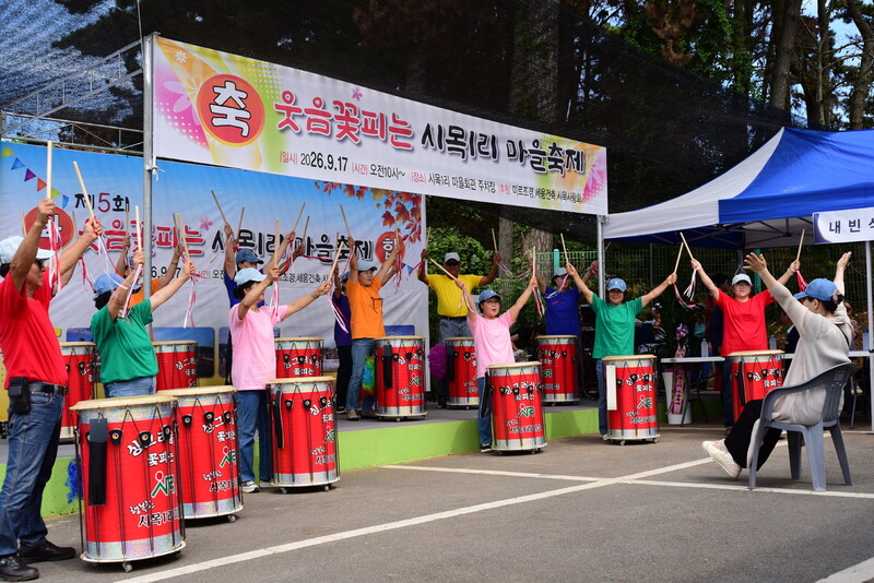 감자 캐고 북 치고, 깨 베고 북 치고, 고추 따고 북 치면서 연습한 평균나이 70살 마을 난타 동아리. 유재혁 제공