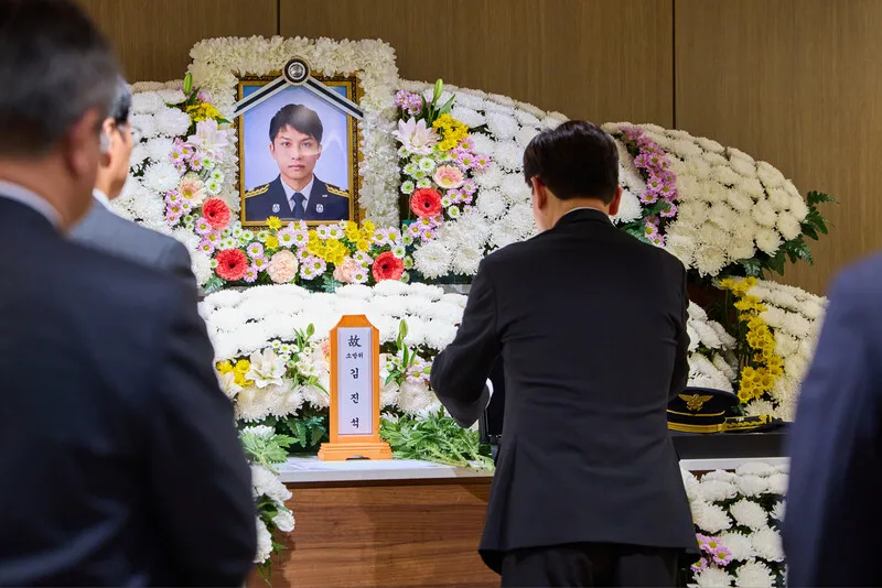 순직 소방관 조문한 이재명 대통령…“헌신과 희생에 책임을 다해야”