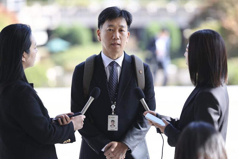 김현우 창원지방공소청 부장검사가 21일 정부과천청사 법무부에서 열린 징계위원회에 참석하며 취재진 질문에 답하고 있다. 연합뉴스