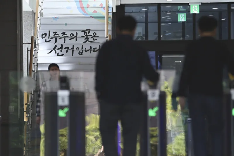 숨진 선관위 직원 변호인 “검사가 질책하며 소리 높여”…특검 해명 반박