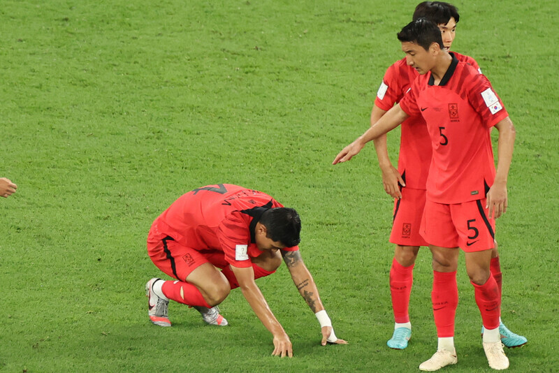 Kim Min-jae of Korea’s national football team appears to be in pain on the field during the team’s match against Ghana on Nov. 28 (Korea time) in Education City Stadium in Al Rayyan, Qatar. (Yonhap)