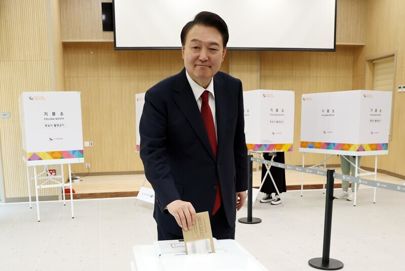 President Yoon Suk-yeol casts his vote at an early polling site in Busan on April 4, 2024, the start of early voting for Korea’s National Assembly elections. (Yonhap)