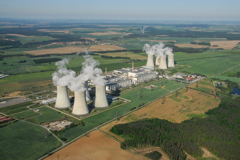 Vapor emerge de uma torre de resfriamento na usina nuclear de Dukovany, na República Tcheca.  Introdução da energia hidrelétrica e nuclear da Coreia