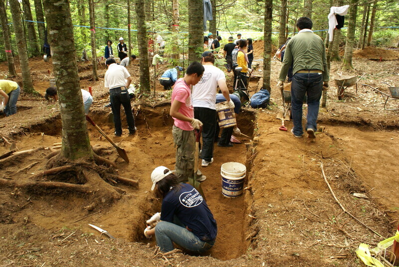 Young people from South Korea and Japan volunteer to recover the remains of Korean forced laborers in Hokkaido on Aug. 21, 2006. (Chung Byung-ho)