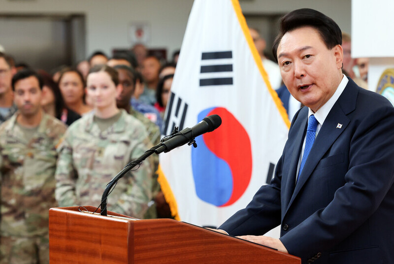 윤석열 대통령이 지난 9일(현지시각) 미국 하와이 캠프 H. M. 스미스의 인도·태평양 사령부를 방문해 장병들에게 격려사를 하고 있다.<BR> 연합뉴스