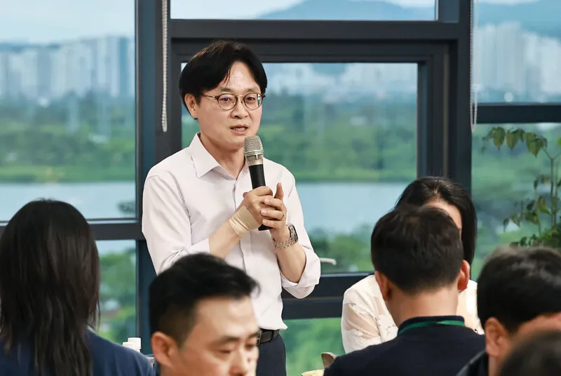 '반도체 초과이익' 엇갈린 시각...산업장관 "재투자" vs 노동장관 "... - 뉴스 썸네일 이미지